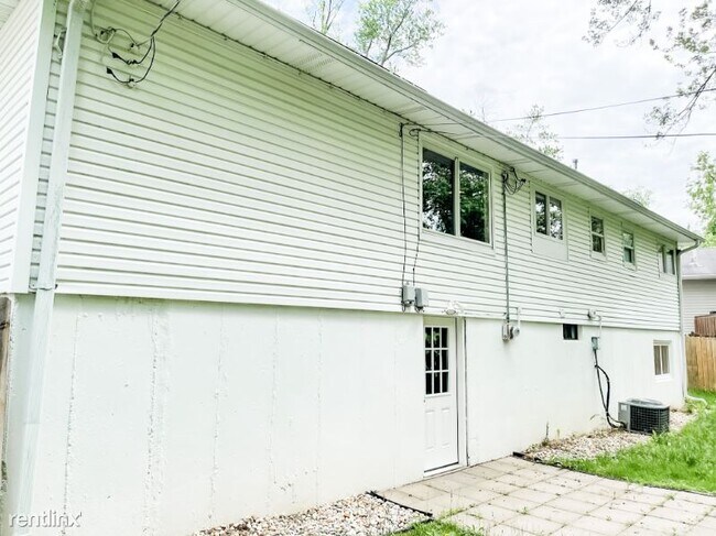 Building Photo - 3 br, 1 bath House - 139 Embassy Ln.