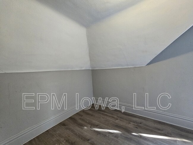 Building Photo - 908 W 3rd St