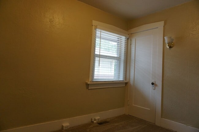 Building Photo - Bungalow/Office 2 Bedroom 2 Bath