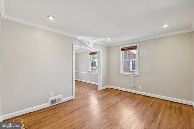 Building Photo - 2718 S Uhle St