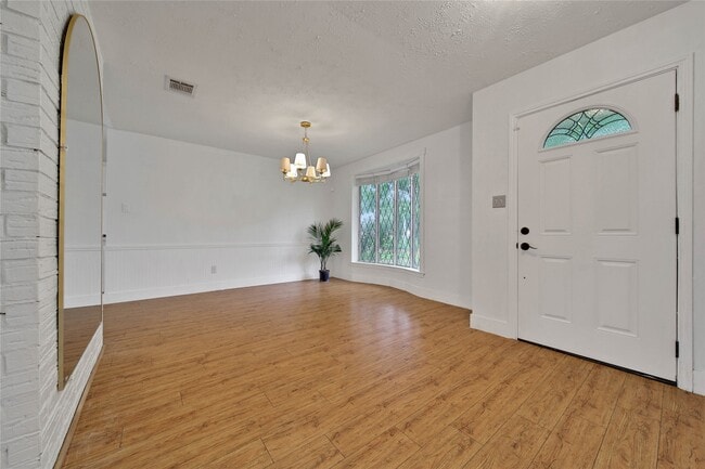 Building Photo - 626 Park Knoll Ln