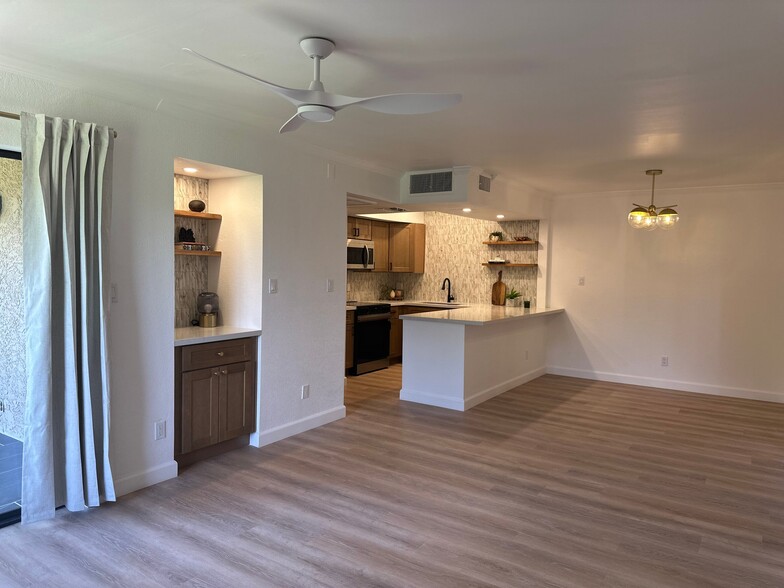 Building Photo - 8649 E Royal Palm Rd