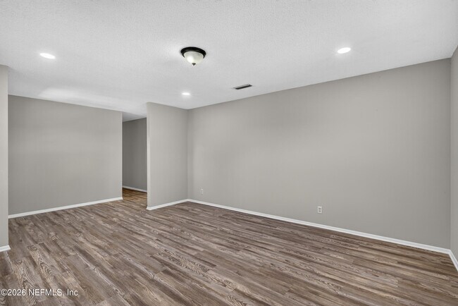 Building Photo - 417 Pine Ave