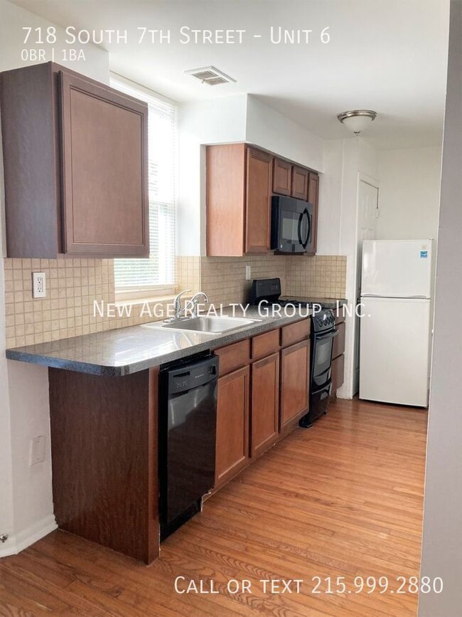 Building Photo - Studio Apartment one block from South Street!