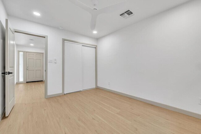 Building Photo - Completely Remodeled 6 bedroom/4 bath Home with New Pool