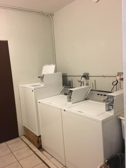 Building Photo - 1211 W Elmdale Ave