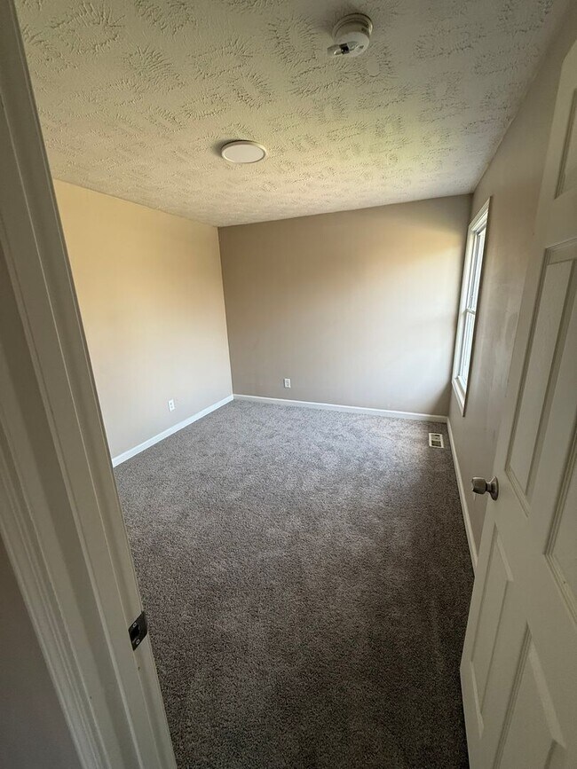Building Photo - Charming 3-Bedroom Property in Prime Location