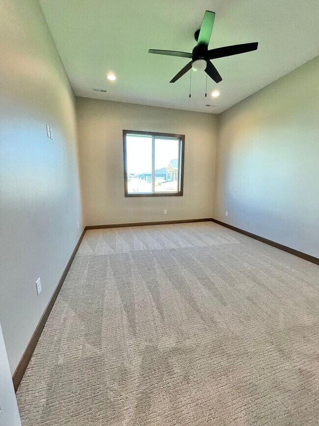 Building Photo - 5 Bed/2.5 Bath Twinhome For Rent!