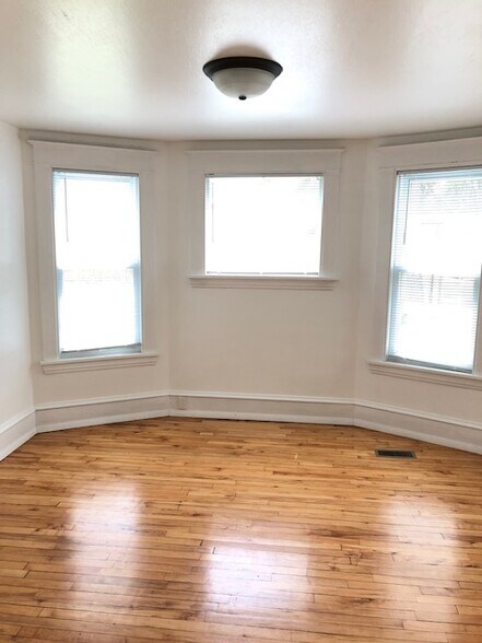 Building Photo - 1709 Buchanan St NE