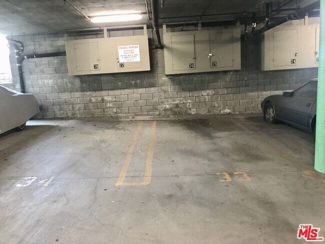 Building Photo - 4189 Vineland Ave