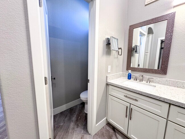 Building Photo - 3Bed/2.5 Ba House in Gated Community in No...