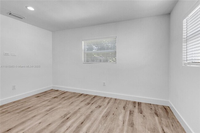 Building Photo - 2512 NE 182nd Terrace
