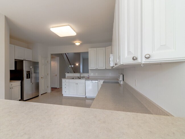 Building Photo - Spacious Unfurnished 3-BR, 2.5-BA year-rou...