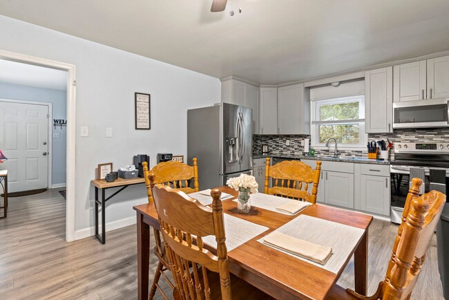 Building Photo - Charming 3/2 Home for Rent