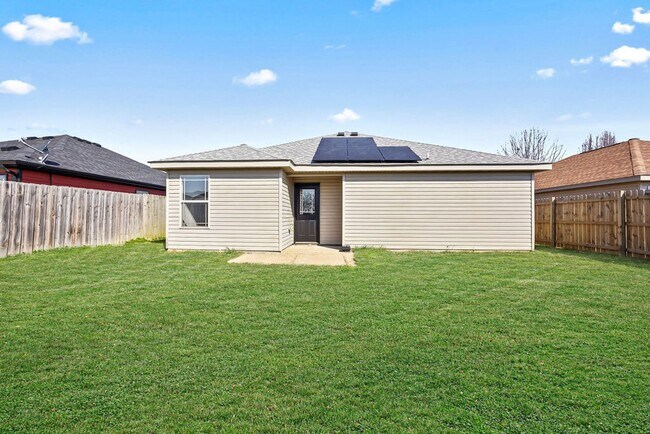 Building Photo - Charming 3-Bed Home in Rogers – Spacious Yard, Modern Comfort, Great Location