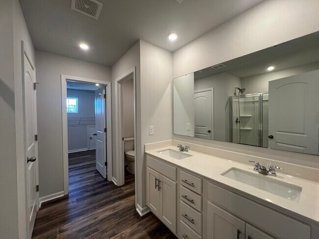 Building Photo - 621 High Hl Dr