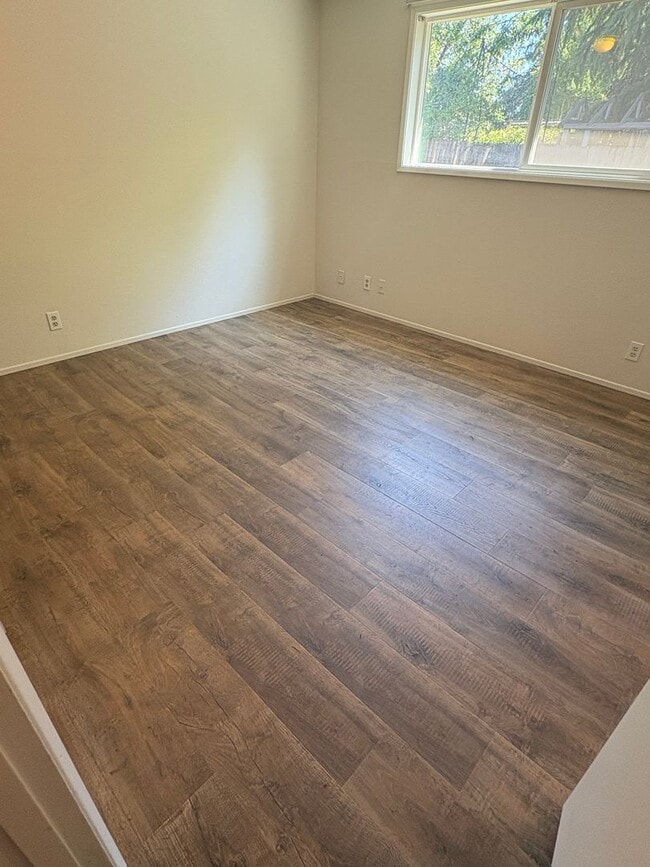 Building Photo - Wonderful home with bonus spaces