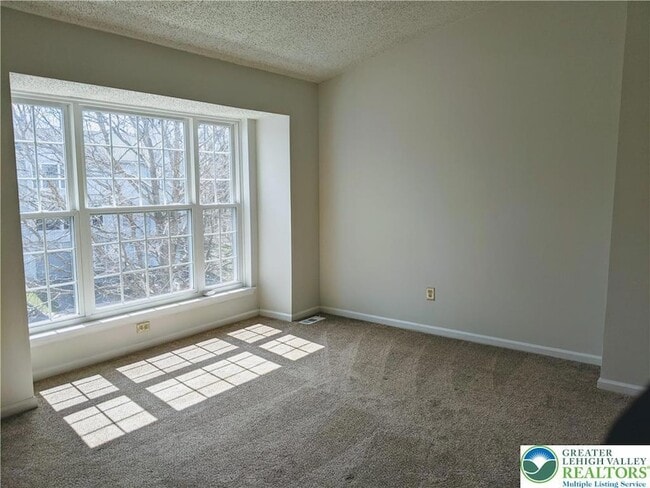 Building Photo - 1825 Falcon Dr