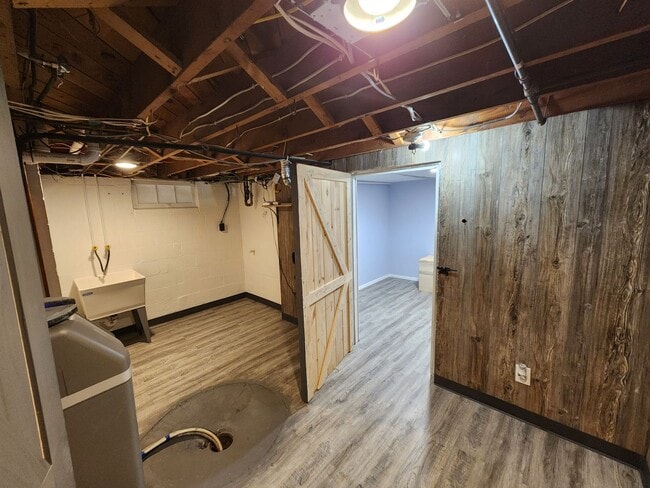 Building Photo - 4 Bedroom in East Moline  MUST SEE!!!