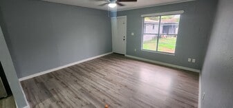Building Photo - 1013 Reynosa St