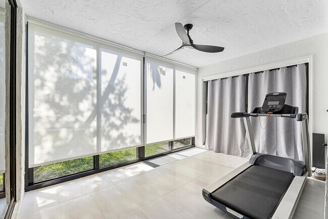 Building Photo - 2678 Carambola Cir N