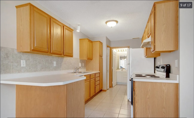 Building Photo - 601 Meadow Ln
