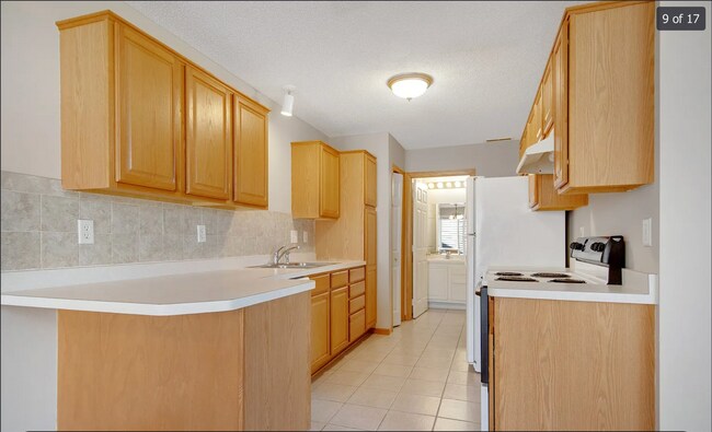 Building Photo - Beautiful 3 Bed 1.5 Bath Townhome
