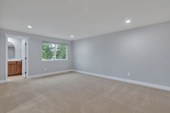 Building Photo - 4bed/2.25bath Stunning Remodeled Home on Expansive Wooded Lot in Woodinville