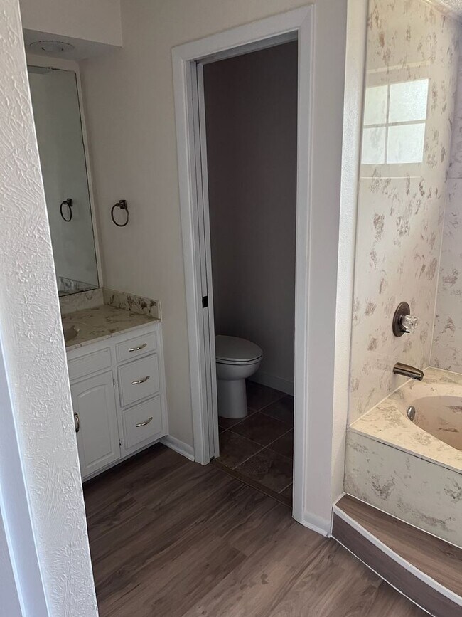 Building Photo - Brick 3/2/2 in Nice Denison Neighborhood O...