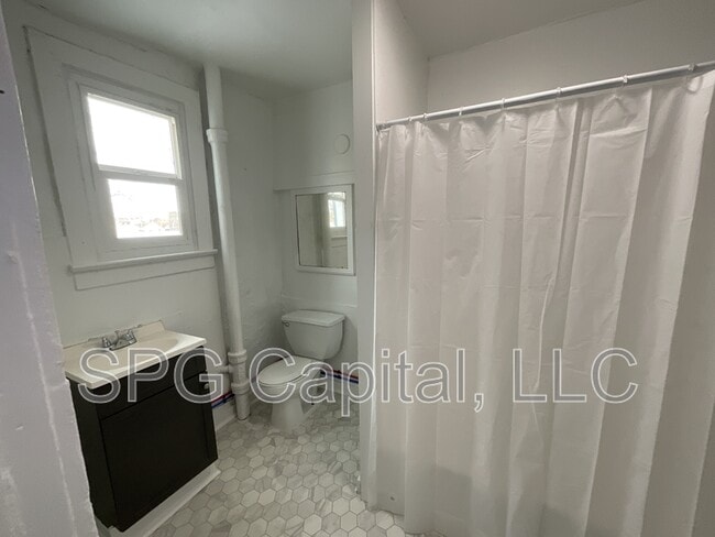 Building Photo - 141 E Maple St