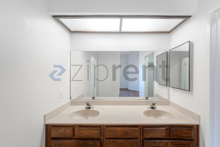 Building Photo - 5327 Meredith Ave