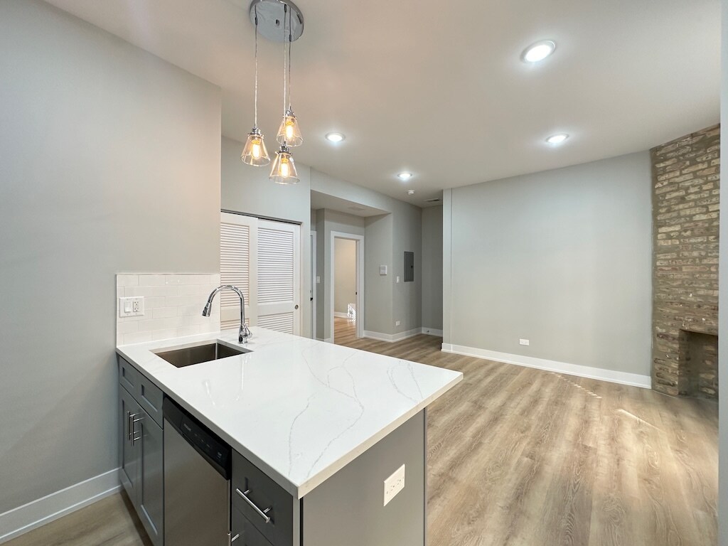 Building Photo - 419 W Belden Ave