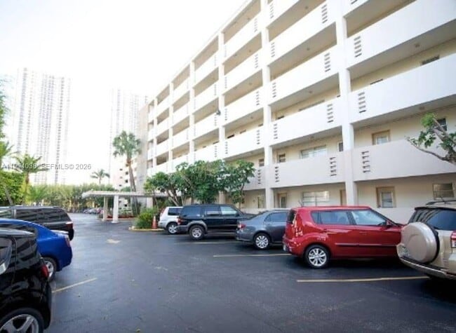 Building Photo - 220 Kings Point Dr