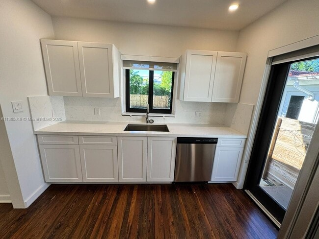 Building Photo - 2210 SW 25th St