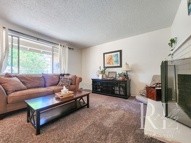 Building Photo - Earthy Warm and Inviting 3-Bd Rambler