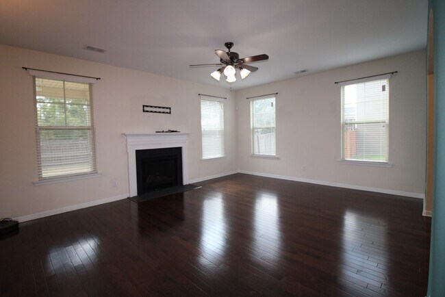 Building Photo - 870 Cormier Dr