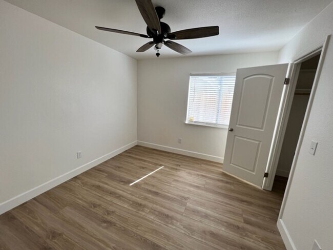 Building Photo - 1521 Cottonwood Ct S