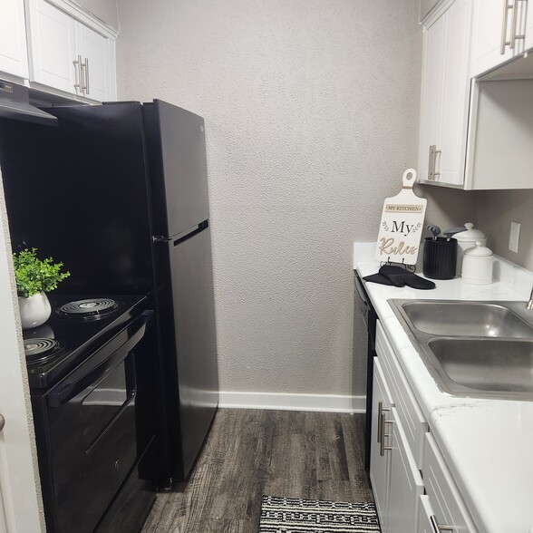 Building Photo - Parkway Villas