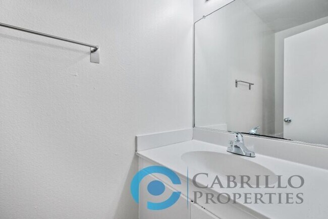 Building Photo - 5067 La Cuenta Dr