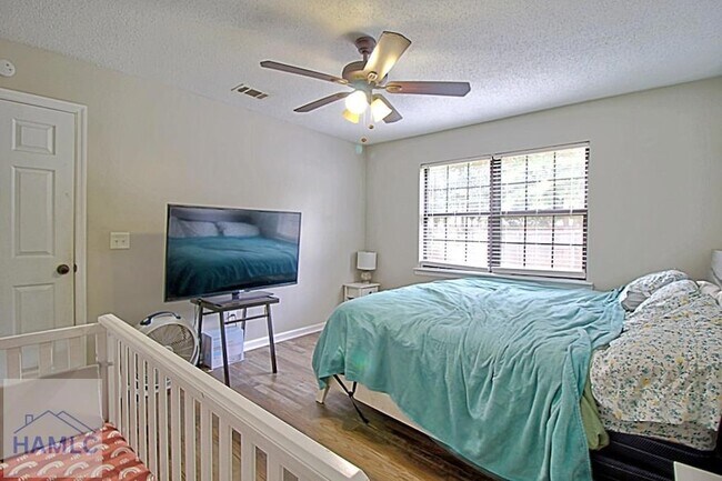 Building Photo - 1567 Pendleton Dr