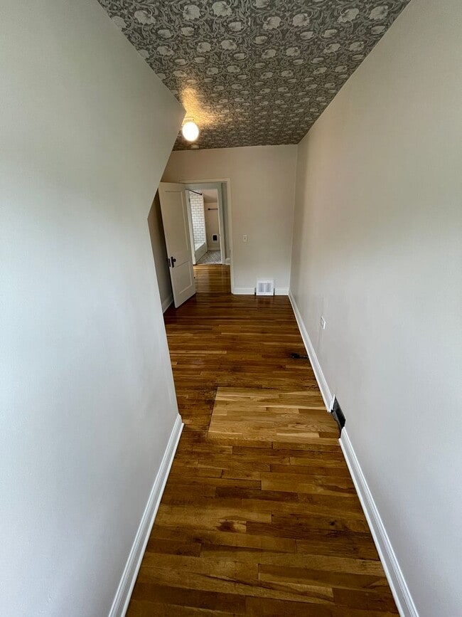 Building Photo - Charming Bungalow