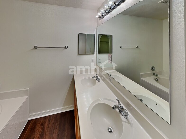 Building Photo - 5523 Ashleigh Park Dr