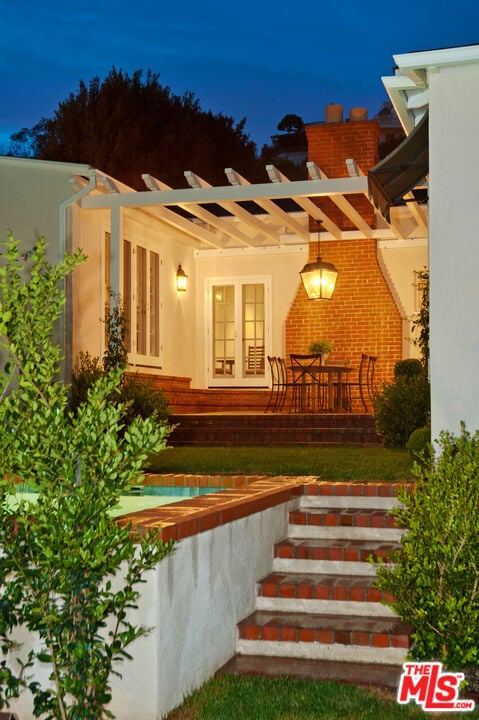 Building Photo - 1285 Sunset Plaza Dr