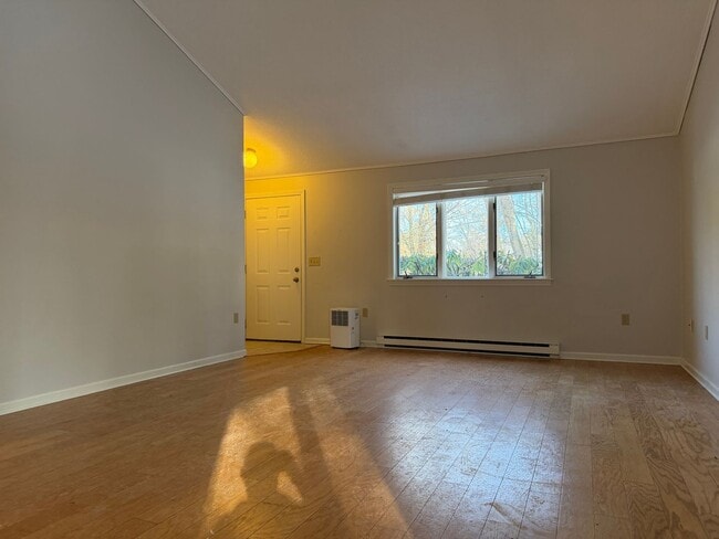 Building Photo - 9-11 Oakview Dr