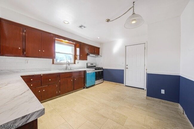 Building Photo - 686 Gates Terrace