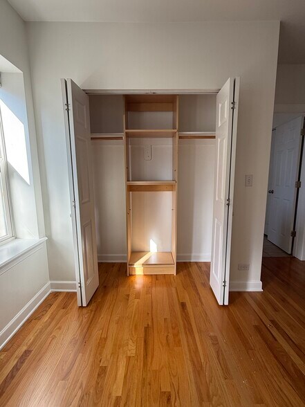 Building Photo - 6204 N Claremont Ave