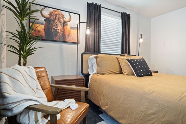 Building Photo - 912 W Comanche St