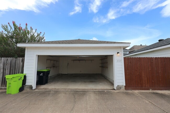 Building Photo - 3229 Continental Dr