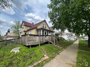 Building Photo - 3 Bed 1 Bath house in Rock Island