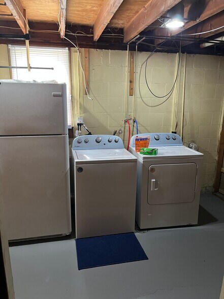 Building Photo - 809 Trumbull Dr